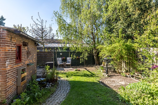 Foto - Te koop: Vlakbij het winkelcentrum in het geliefde, rustige Schaesberg ligt deze charmante, geïsoleerde hoekwoning met een verrassend ruime, multifunctionele zolderverdieping. 